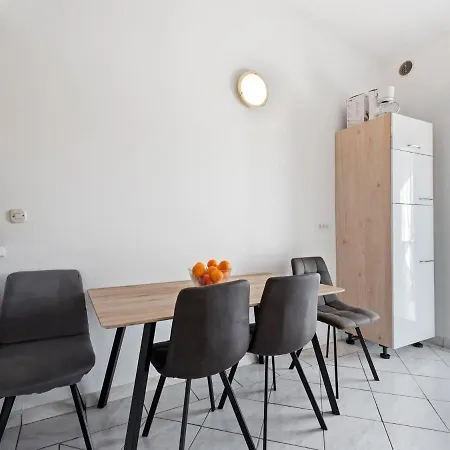 Modern In With Balcony アパート